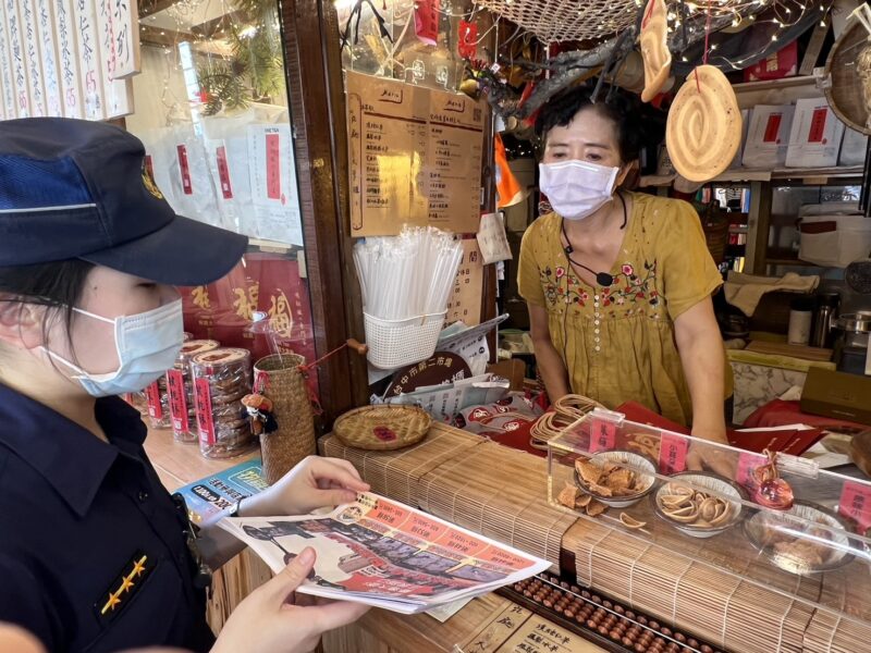 中警一分局與志工媽媽聯手宣導 中市路口科技執法7月啟用。
