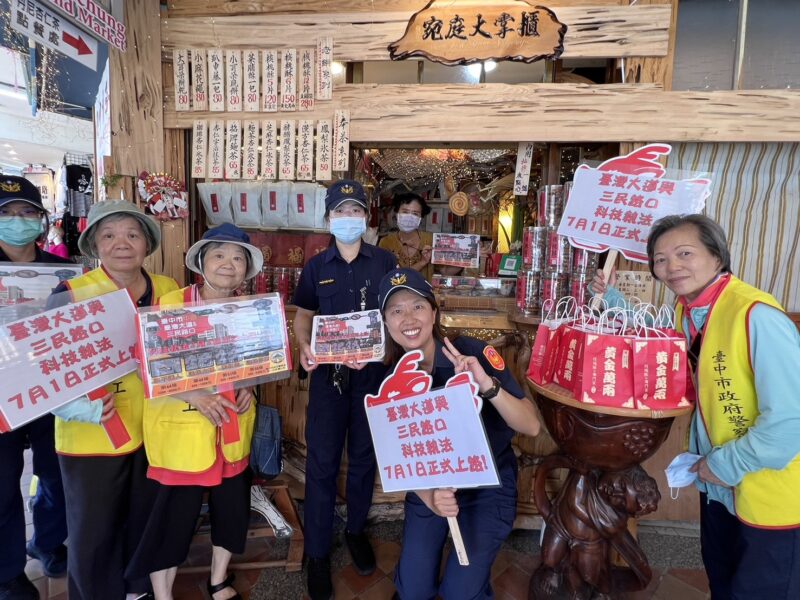 中警一分局與志工媽媽聯手宣導 中市路口科技執法7月啟用。