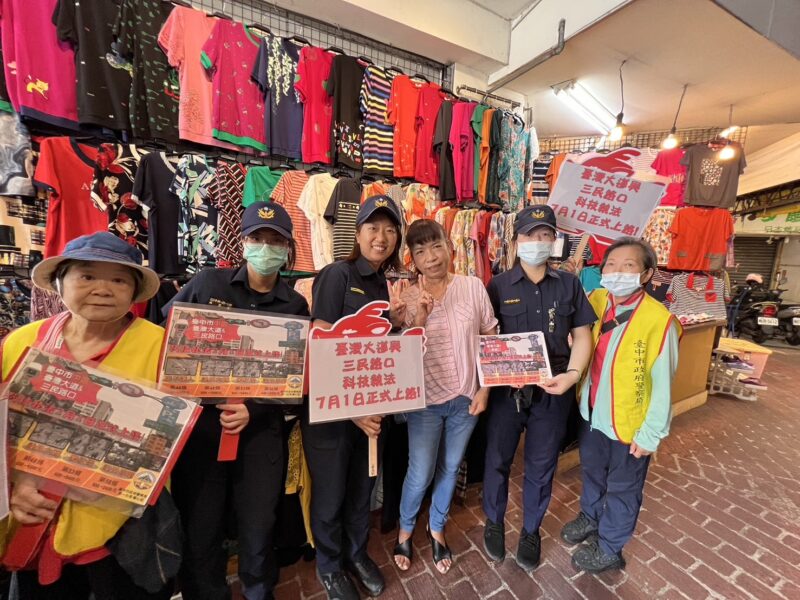 中警一分局與志工媽媽聯手宣導 中市路口科技執法7月啟用。