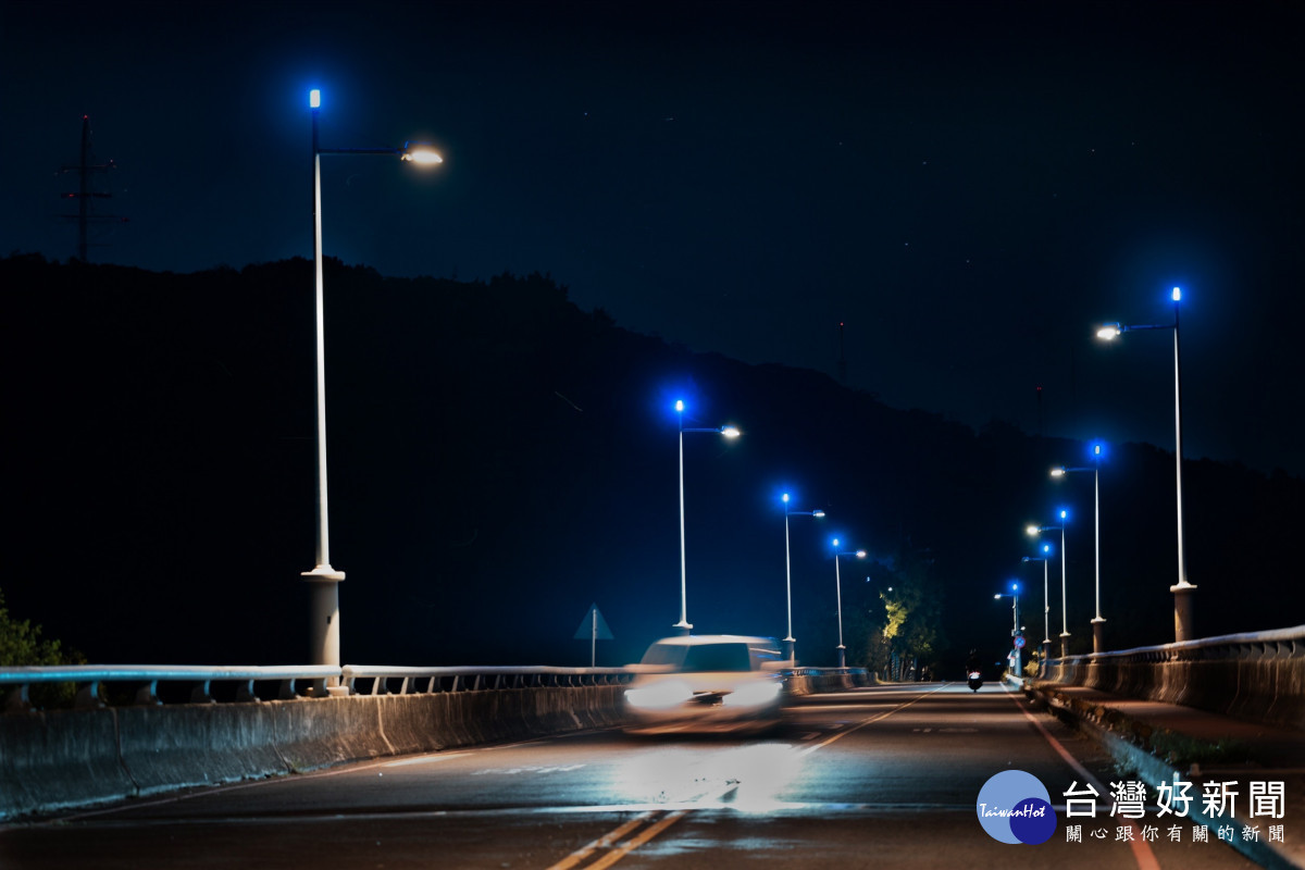 「藍色公路」重現浪漫夜景! 中市LED路燈升級點亮大肚山頭
