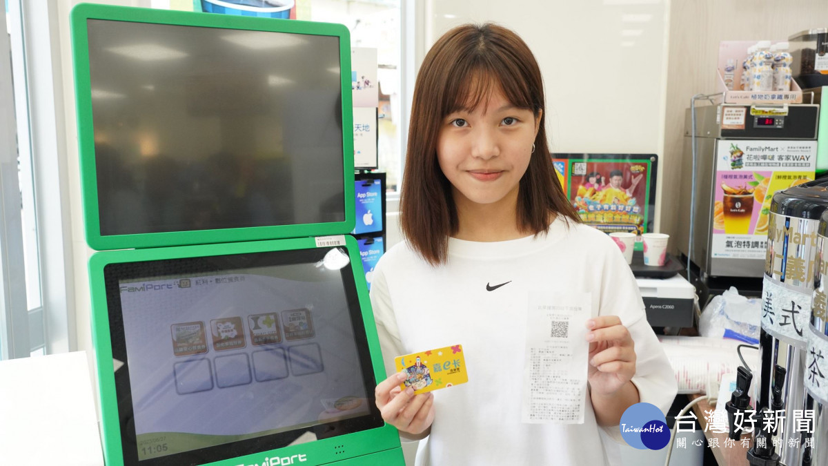 嘉義市府今暑假將午餐券金額加碼到每餐100元,並推動數位幸福飽餐券,只要持數位學生證「嘉e卡」到四大超商,就可兌換餐點。(兌餐示意圖/嘉義市府提供)