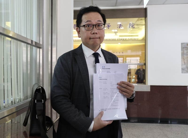 總統賴清德28日針對國會職權修法,委由律師洪偉勝(圖)到司法院遞交釋憲及暫時處分聲請書。中央社