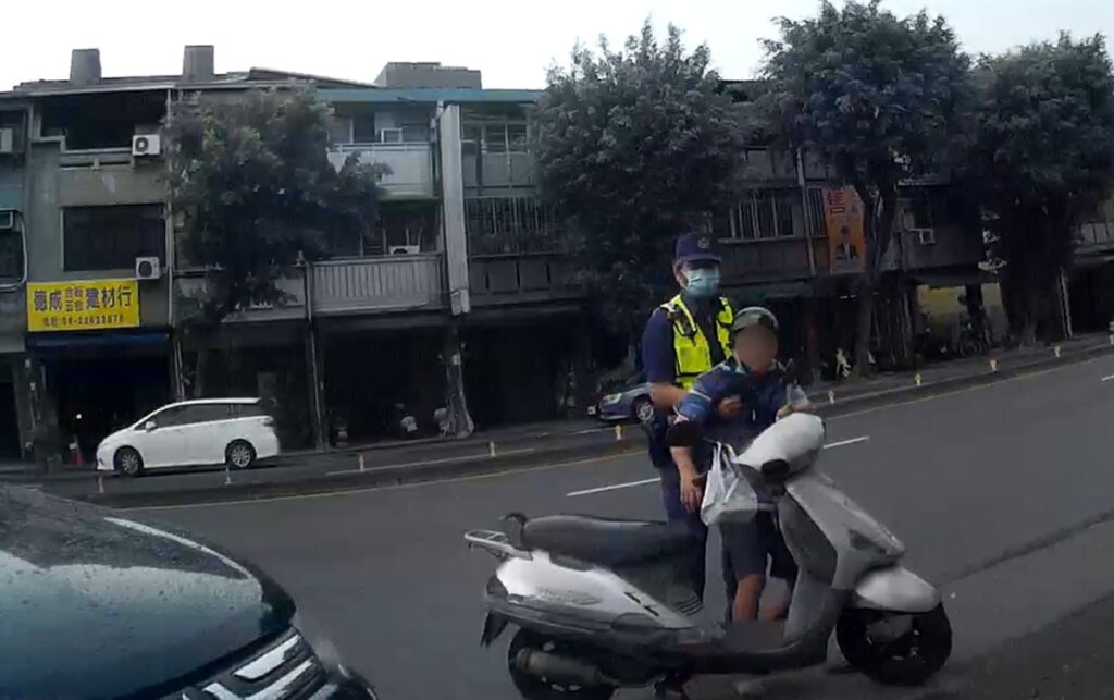 ▲圖說:男子疑似中風,連人帶車突然「定格」,員警獲報趕緊上前協助 (圖/台中市政府提供)