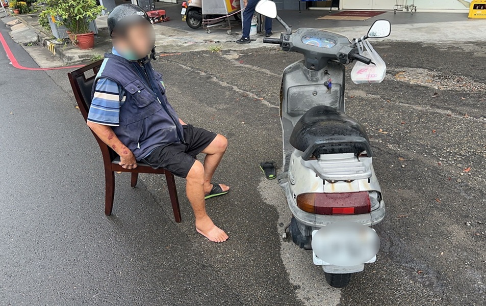 ▲圖說:員警將游男移至椅子上休息,並通報救護車協助送醫 (圖/台中市政府提供)
