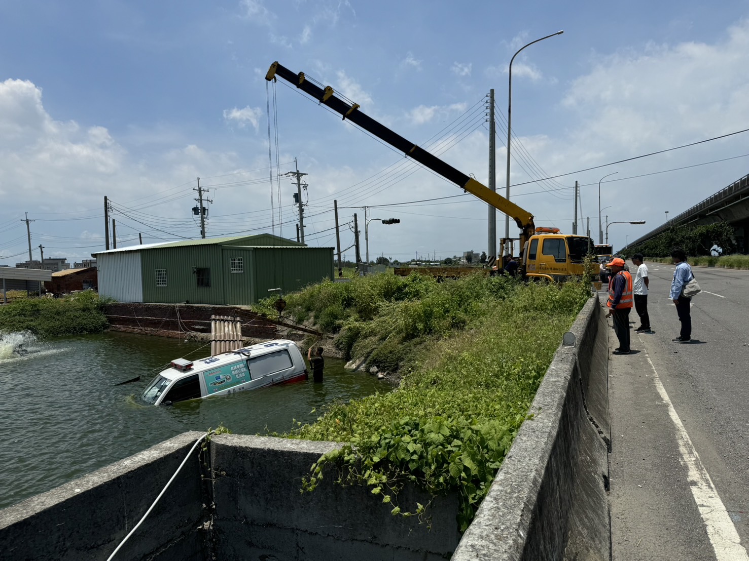 ▲嘉義救護車與自小客碰撞衝池塘（圖／民眾提供下同）