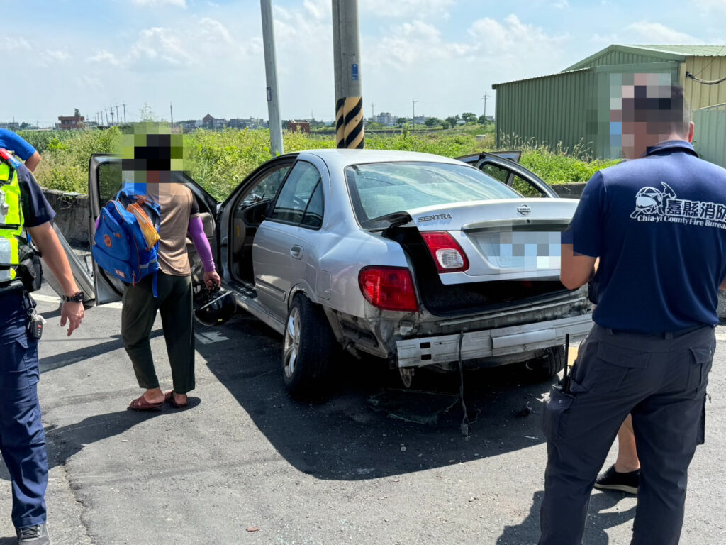 ▲嘉義救護車與自小客碰撞衝池塘（圖／民眾提供）