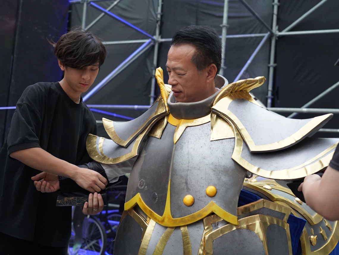 嘉義縣長翁章梁探班庄頭劇場紙風車彩排「半人馬天神」上身大戰唐吉軻德