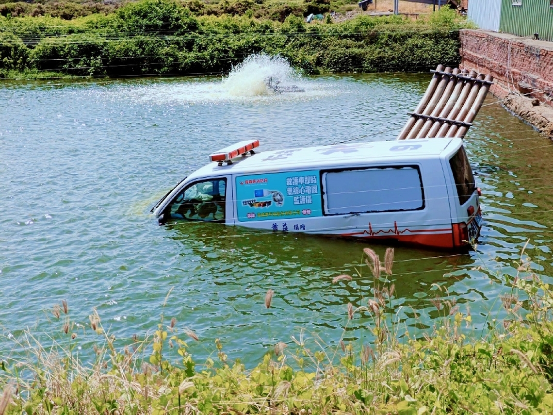 嘉義東石車禍119救護車路口遭撞衝進魚塭 4人受傷送醫