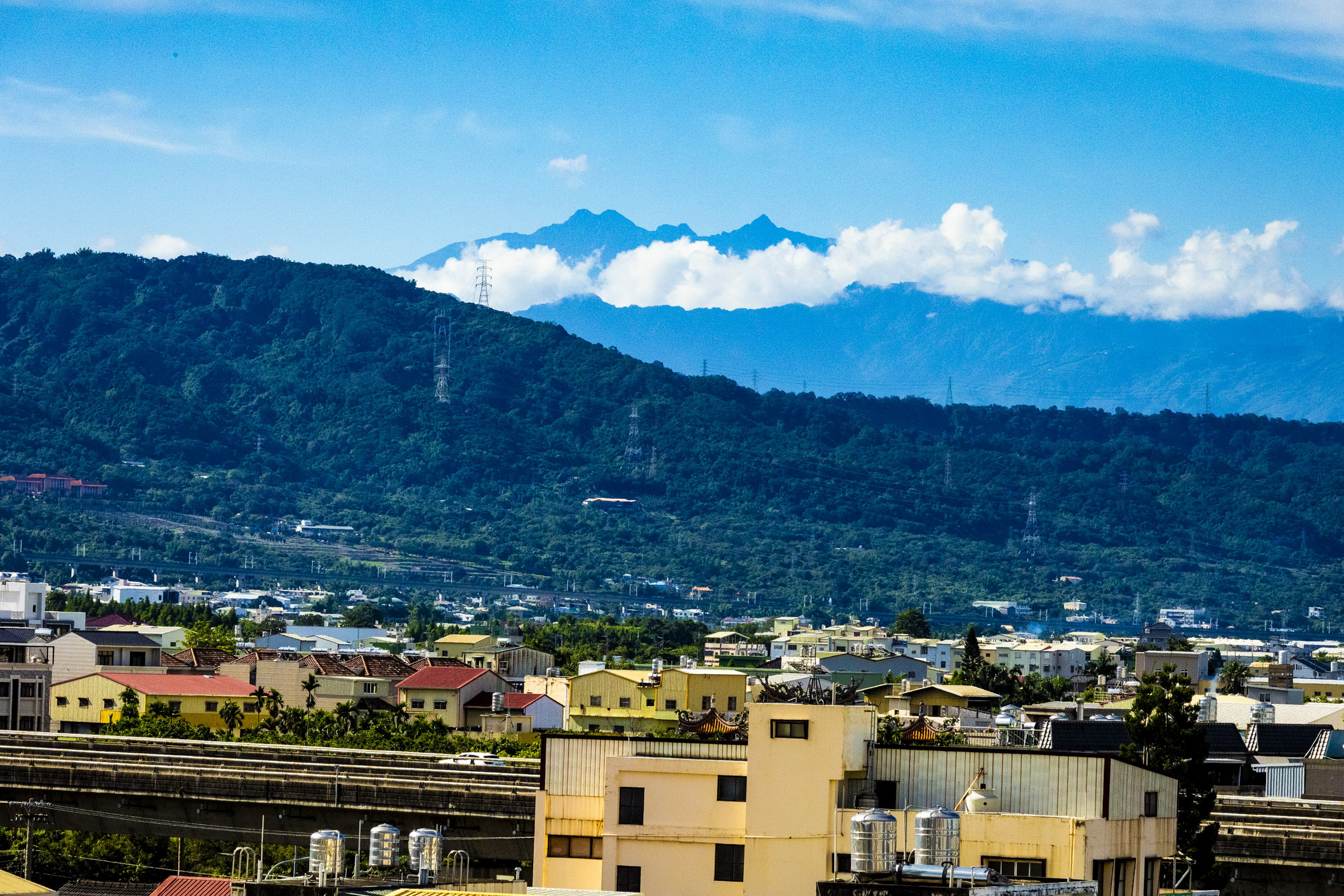 ▲彰化縣迎來高能見度天氣能見度高時，員林可以遠眺玉山。（常春醫院提供）