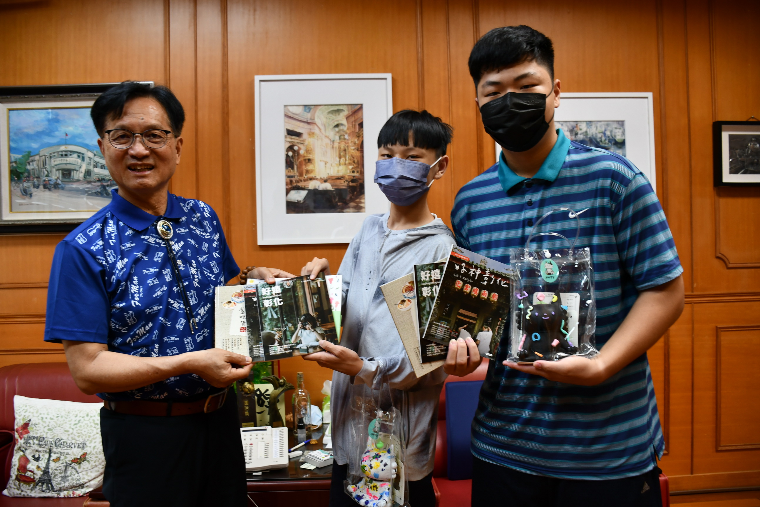 ▲彰化市長林世賢頒發感謝狀表揚「阿家」和「小莊」時,兩人導遊的影片觀看人數已達122萬,彰化市公所聘請兩人為終身「觀光大使」。(記者張溎壕攝)
