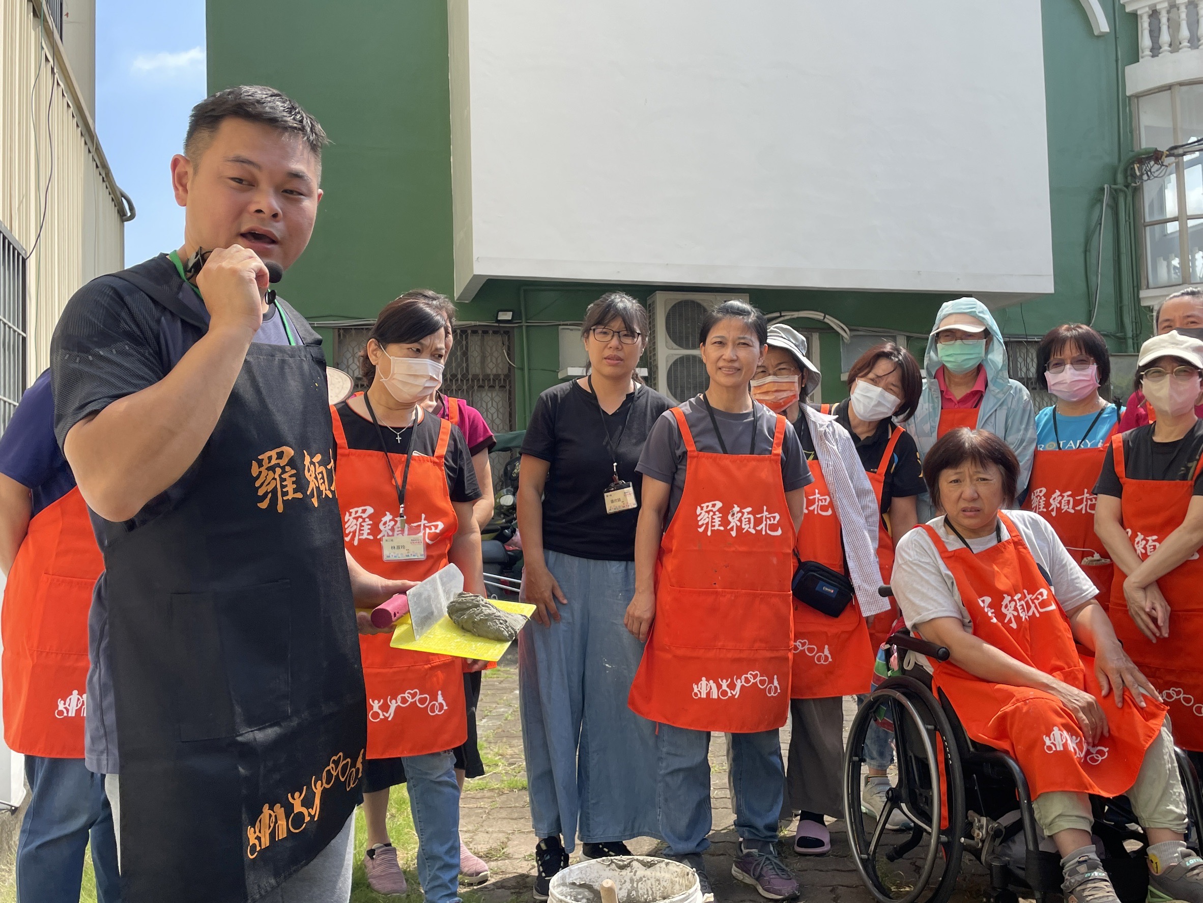 專業師傅示範教會縫隙泥作填補