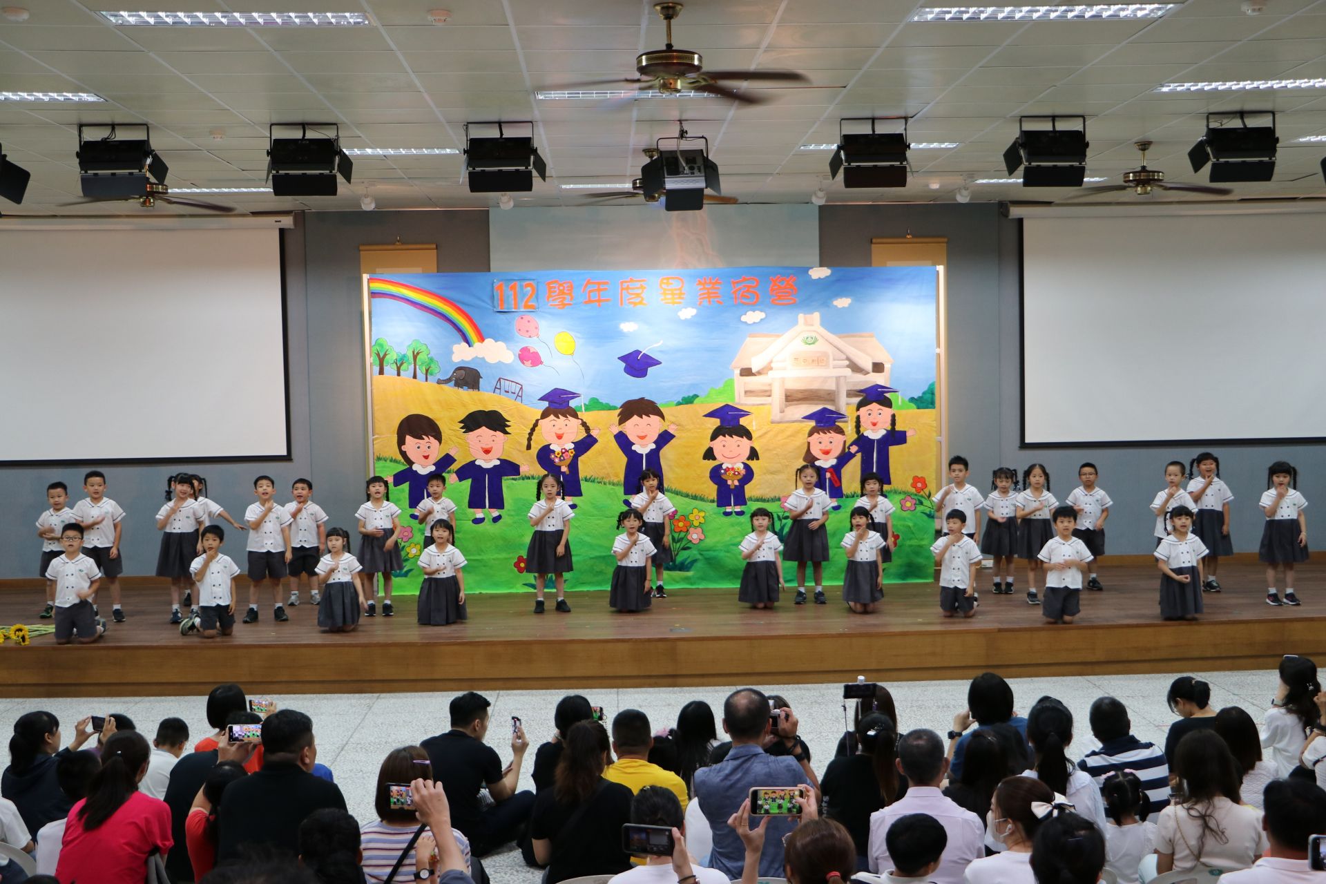 孩子屬於自己的舞台,自信勇敢地展現在慈幼三年的學習成果。