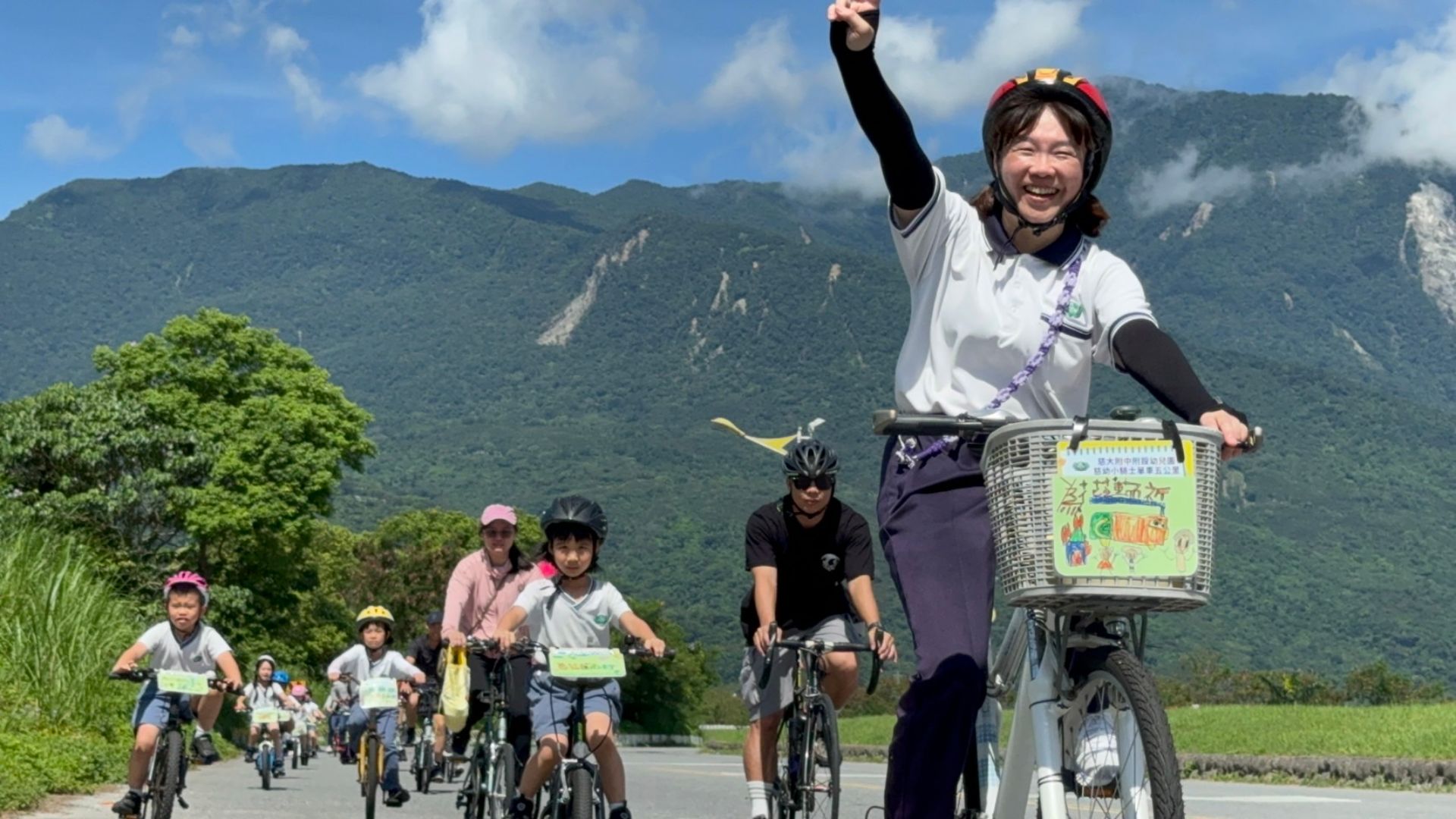 孩子在每部車掛上自己的手繪祈福卡,慈幼小騎士為花蓮而