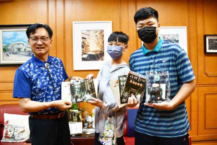 ▲林世賢市長送兩人有關介紹彰化美食與景點的書籍與紀念品。（彰化市公所提供）