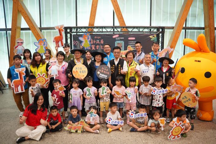 ▲板凳電影院,是從上千部電影中選出12支適合闔家觀賞的影片。(新竹縣政府提供)