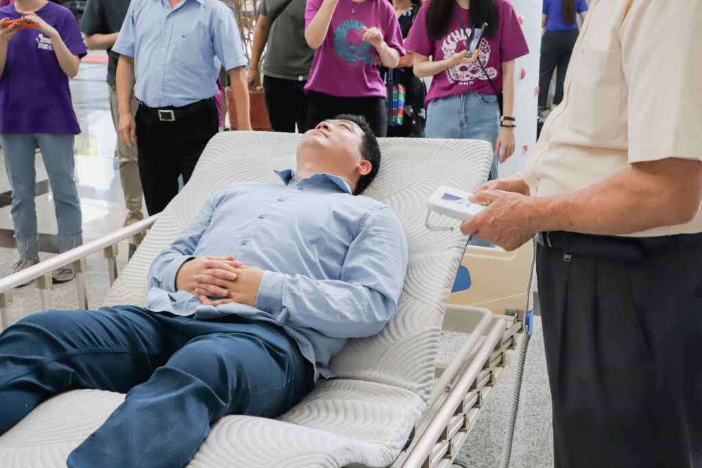 ▲自動翻身照護床由漢翔航空公司及漢基綠能科技公司製造,可以設定翻身頻率、角度,透過智慧科技輔助提供精準服務,減少職業傷害和感染褥瘡的風險。(嘉義縣政府提供)