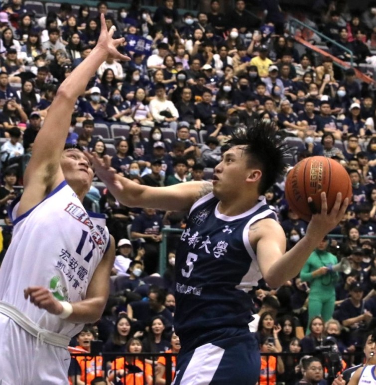 陳將双(右)、蔡宸綱(左)都決定投入職籃選秀，也牽動了世新大學、健行科大兩校籃球隊的未來。（記者魏冠中攝）