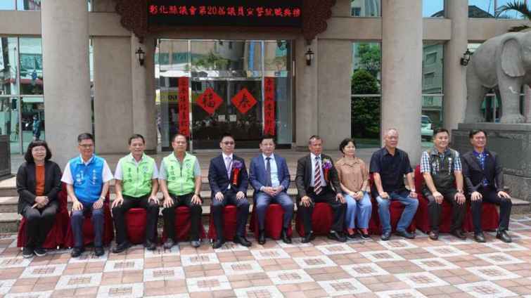 ▲彰化縣議員蕭文雄表示，今日是我第二十屆彰化縣議員遞補上任，就職宣示的好日子，感謝謝議長、許副議長、議會同仁、縣府主管、親朋好友們到場來觀禮祝賀。（記者林明佑攝）