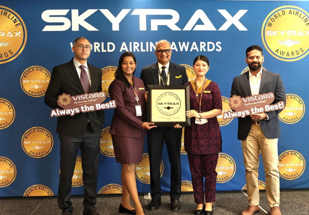 塔新航空執行長 Vinod Kannan 先生(左一)與團隊一起在 2024 年 Skytrax 領獎