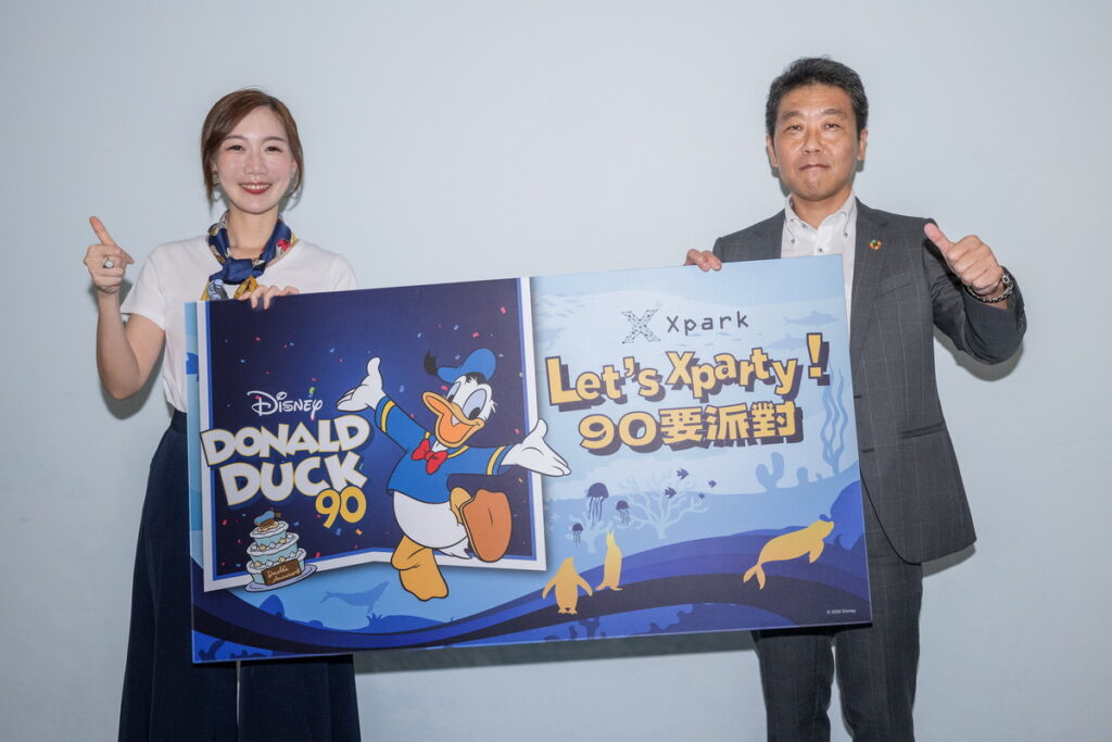 歡慶唐老鴨90周年,Xpark暑期特展【Let’s Xparty!九十要派對!】迪士尼首度跨界日系水族館,共同合影_(左)台灣華特迪士尼股份有限公司代表(右)台灣橫浜八景島股份有限公司(Xpark) 館長 手嶋 一雄