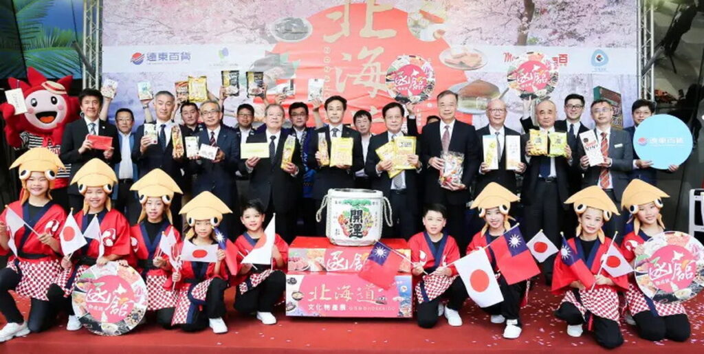 函館市大泉潤市長與遠東百貨營運長林彰豊副總(中)共同為板橋大遠百北海道函館文化物產展揭幕。