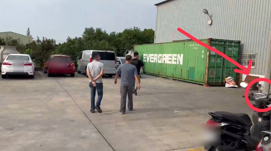▲圖說:員警欲進入廖嫌家中搜索時,廖嫌飼養的犬隻衝出狂吠 (圖/台中市政府提供)