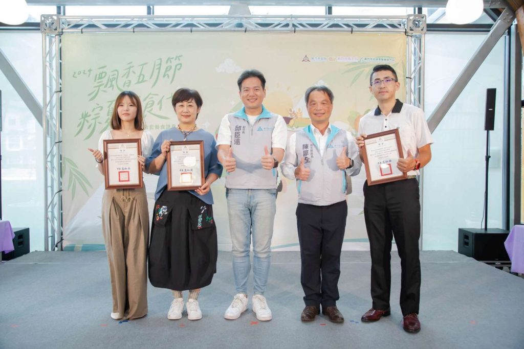 職業組得獎名單包括:「毅爾膳空廚-老當益壯、滿滿營養」獲得「均衡全粽獎」,「新竹市農會家政班-銀養健康餐」獲得「滑順好咬獎」,「秋盟健康吃-養身九久套餐」獲得「巧奪天工獎」。(圖/記者黃溎芬翻攝)