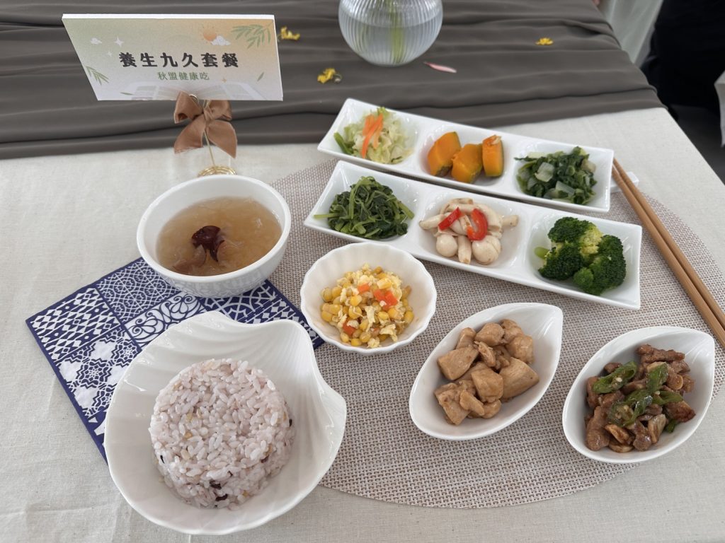職業組「巧奪天工獎」得主秋盟健康吃設計套餐理念,吃要養生、吃要活的久的理念,運用九宮格擺盤搭配七種配菜加雙主菜健康均衡營養。(圖/記者黃溎芬攝)