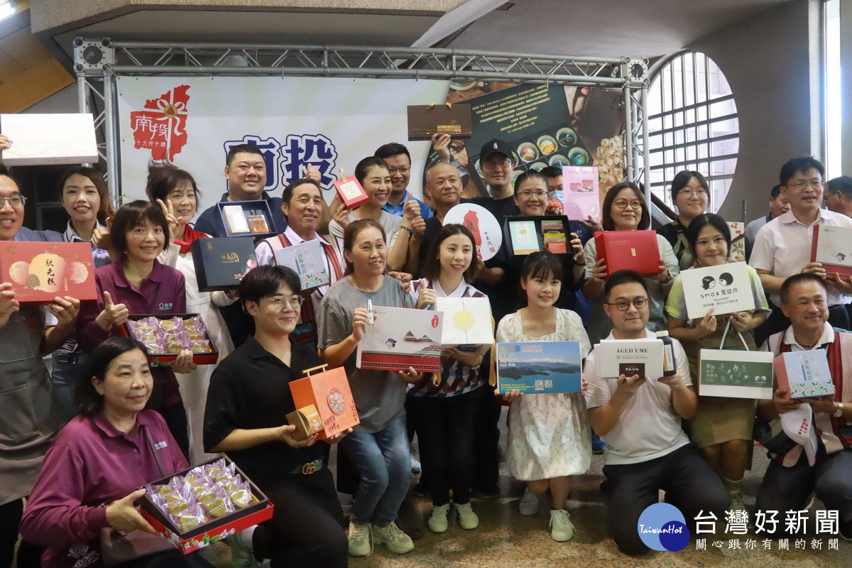 許縣長張市長與各家優質伴手禮代表合影代言。(記者扶小萍攝)