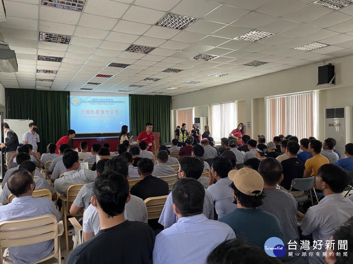 楊梅警深入轄內移工工廠犯罪預防宣導獲好評。