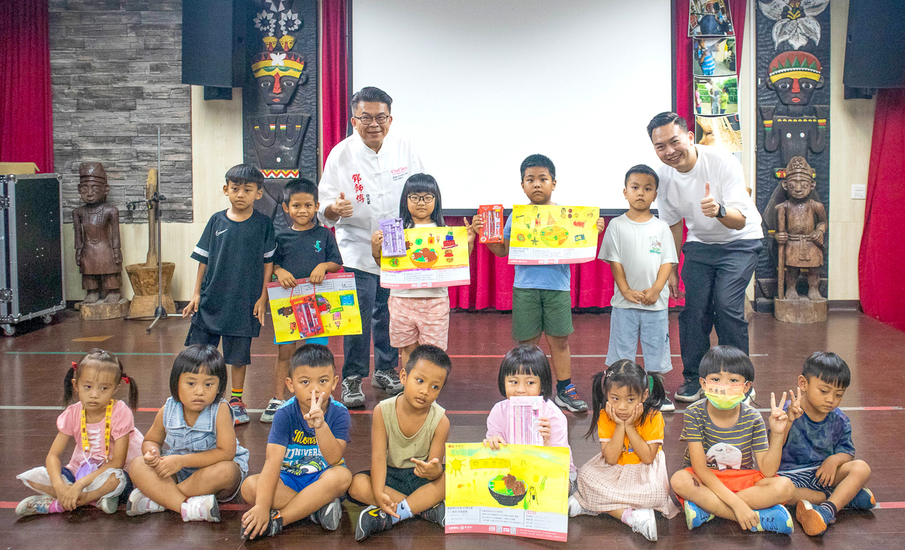 ▲鄧師傅功夫菜除了傳愛偏鄉學童，茂林國小附設幼兒園學童揮灑畫筆，發揮創意。（圖/鄧師傅功夫菜提供）