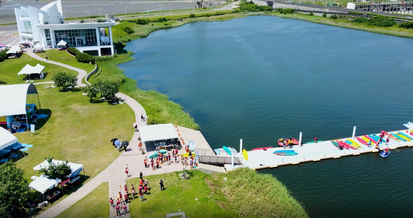 ▲2024「彰濱~海FUN一夏」慶安水樂園活動正式開跑啦！至7月28日止，每週六日，慶安水道都會有一連串精彩的水上和陸地活動。（記者張溎壕攝）