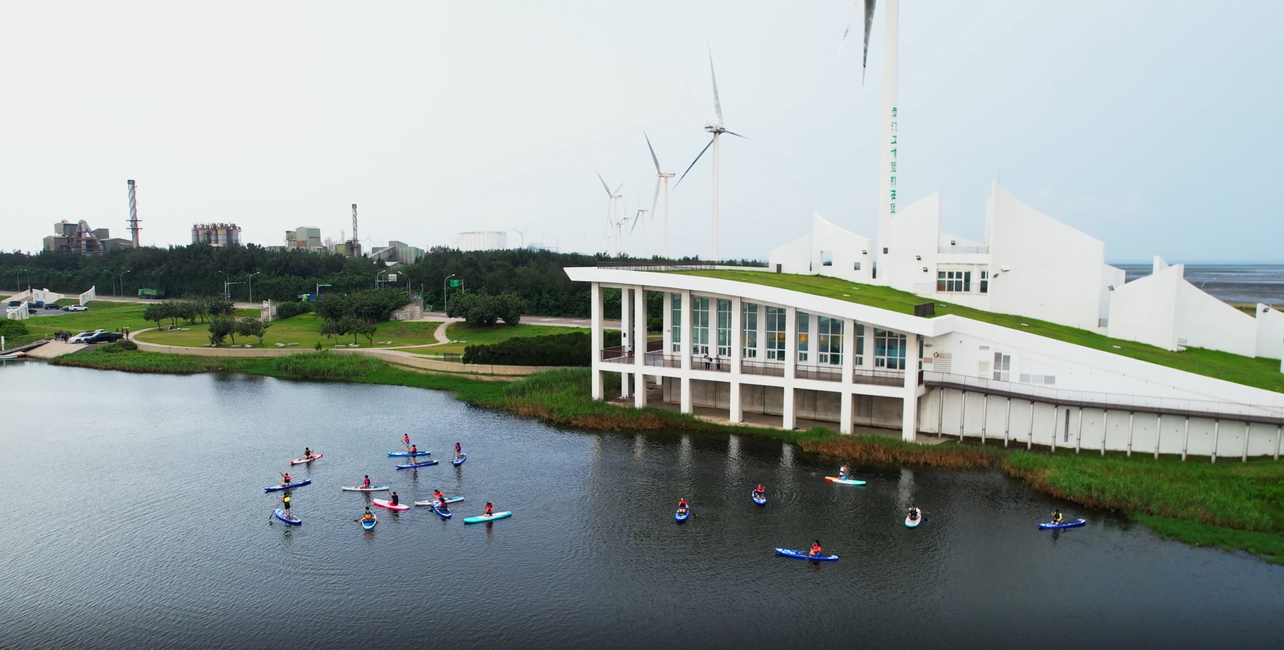 ▲2024「彰濱~海FUN一夏」慶安水樂園活動正式開跑啦！至7月28日止，每週六日，慶安水道都會有一連串精彩的水上和陸地活動。（記者張溎壕攝）