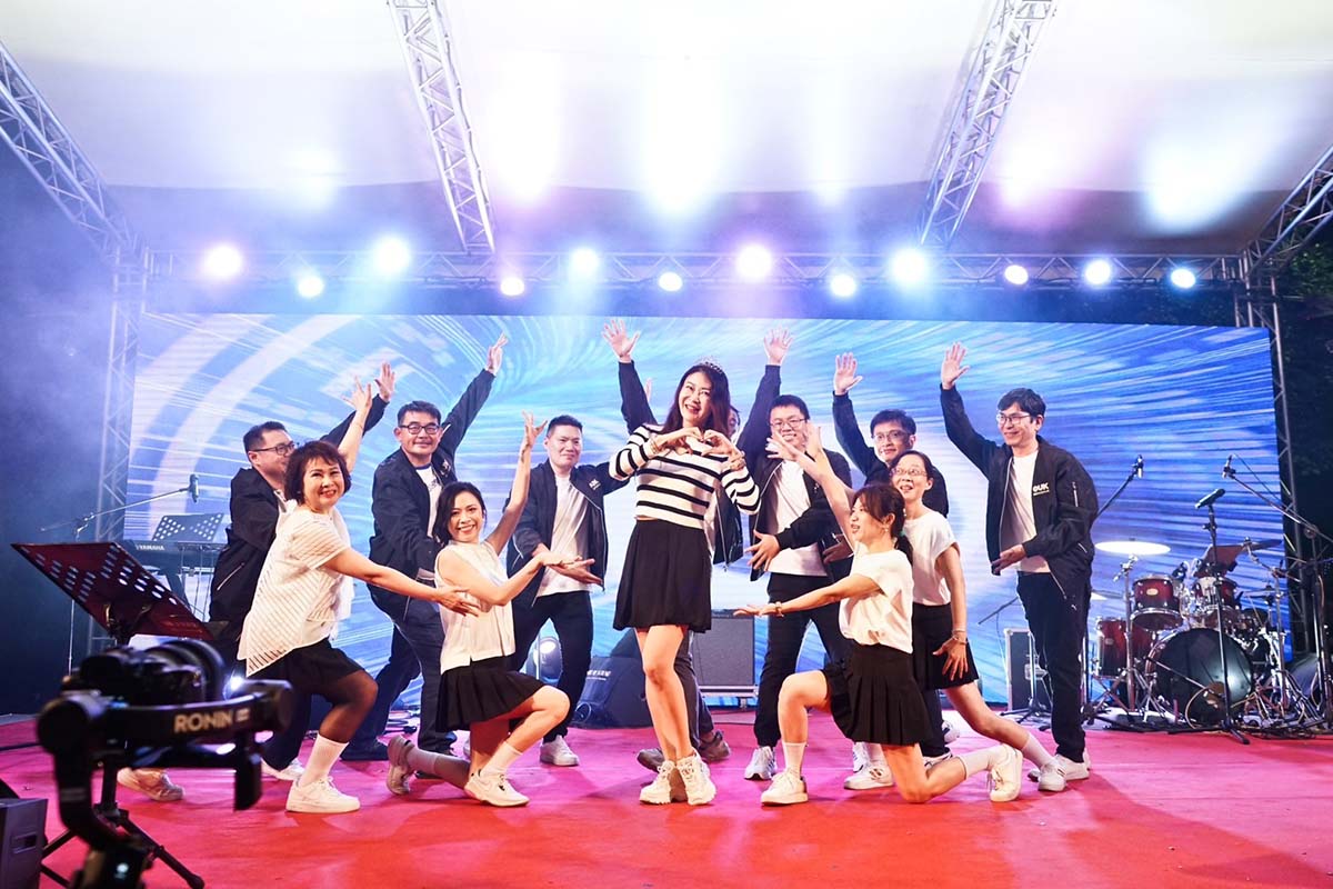 ▲高雄空大校長劉嘉茹(前排左起第三)帶領熱情洋溢的教授們表演動感十足的熱舞「QueenCard」。(圖/高雄空大提供)