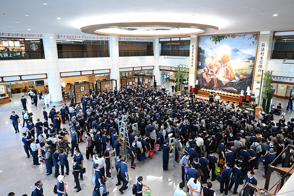 慈濟志工與醫院同仁超過一千兩百人齊心協力打掃醫院,宣示進入全力衝刺階段。