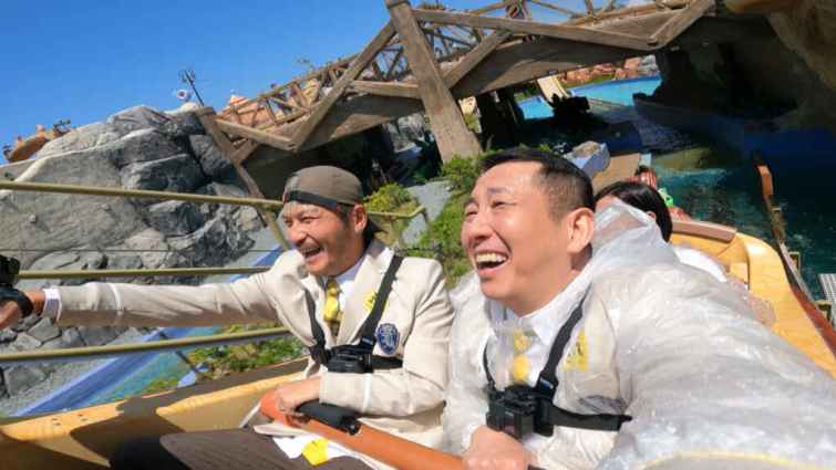 ▲《綜藝玩很大》左起KID、屈中恆韓國釜山樂天世界體驗刺激的遊樂設施。（好看娛樂提供）
