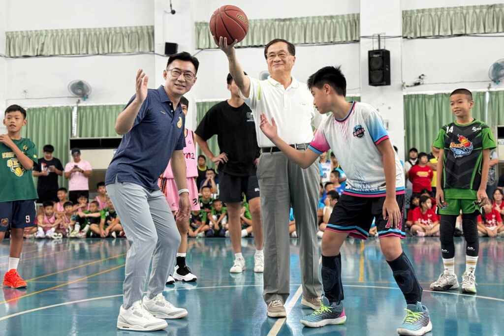 ▲「新世代盃」今早在社口國小舉行開幕式,本次參賽隊數合計47隊,共36校,預計打總場次共計86場,超過600位孩子要爭取榮譽。(記者張玉泰翻攝)