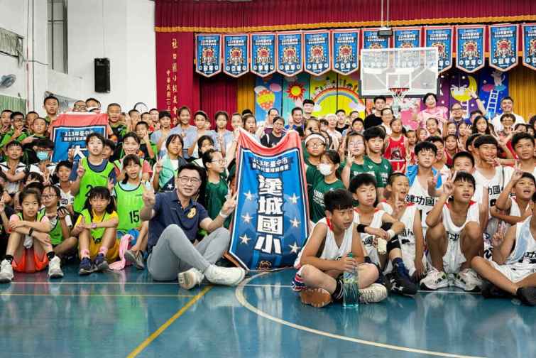 ▲「新世代盃」今早在社口國小舉行開幕式，本次參賽隊數合計47隊，共36校，預計打總場次共計86場，超過600位孩子要爭取榮譽。（記者張玉泰翻攝）