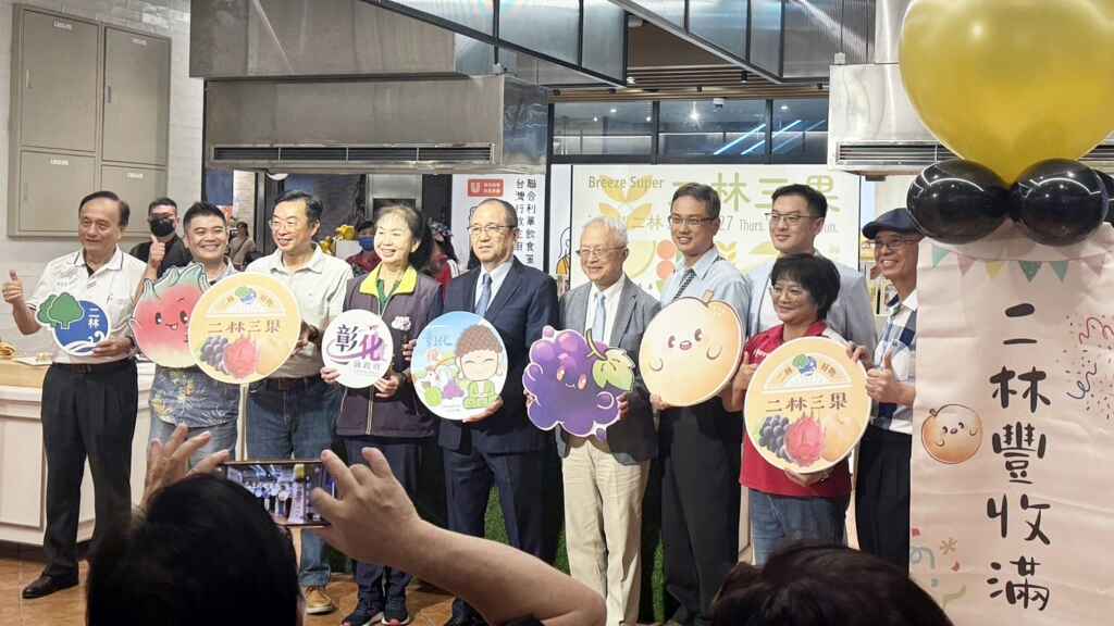 ▲彰化二林三果在台北微風超市展售,彰化縣政府參議王玟升(左4)、二林鎮長蔡詩傑(左3)、微風超市總經理西川正史(左5)、工研院顧問林定三(左6)、樂林食物銀行理事長洪毓雯(右前2)及與會貴賓在揭幕儀式上合影留念。(記者林明佑翻攝)