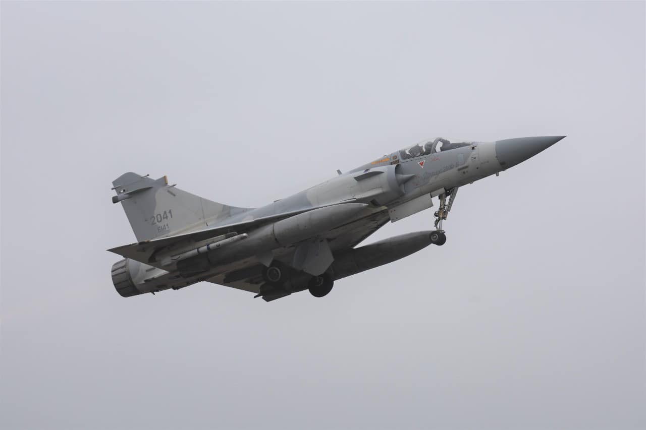 名嘴于北辰說,中共空軍不敢夜航台灣,是因台灣空軍具航母級水準,為何具航母水準?因飛機起飛就可看到海。圖為新竹空軍基地的幻象2000起飛。圖/取自空軍官網