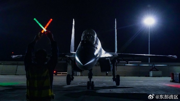 中共解放軍夜間飛航訓練不少,圖為台海對面的東部戰區正準備夜間飛行訓練。圖/取自東部戰區微博
