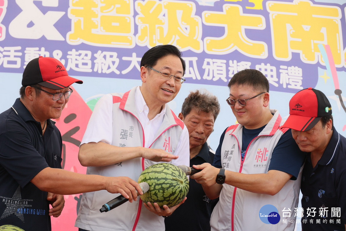 桃園市長張善政在活動現場公開挑選西瓜的秘訣。<br /><br />