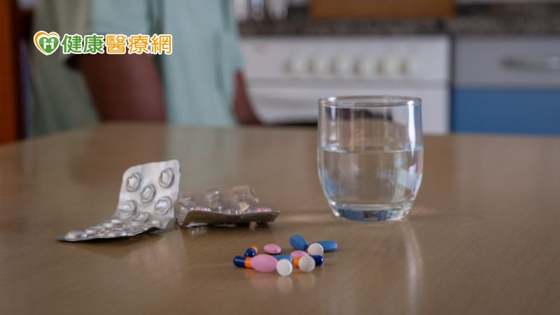 68歲翁吃胃藥配茶心悸、反胃就醫! 醫曝服用胃藥應避免5類食物