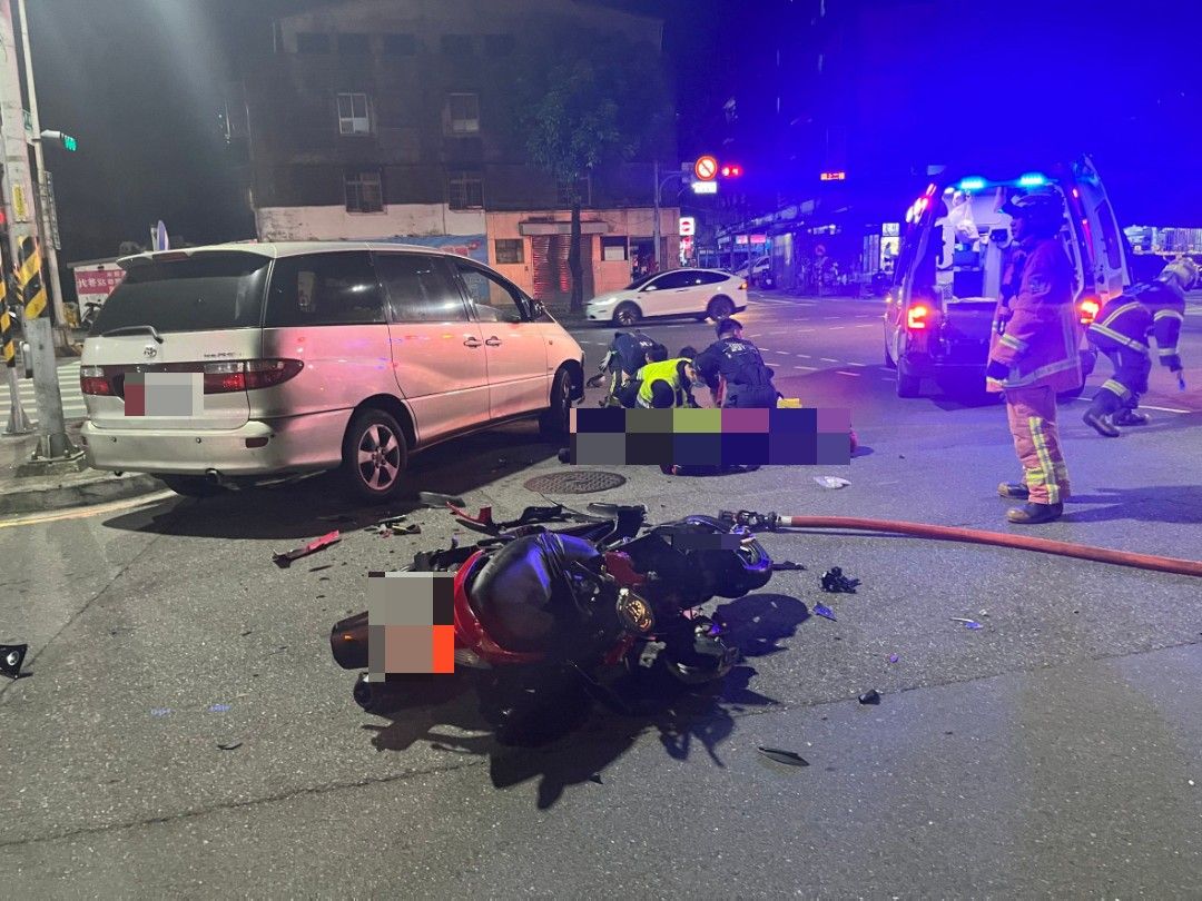 ▲22歲黃姓騎士沿忠孝東路直行撞上違規左轉的自小客車,當場噴飛重摔。(翻攝畫面)