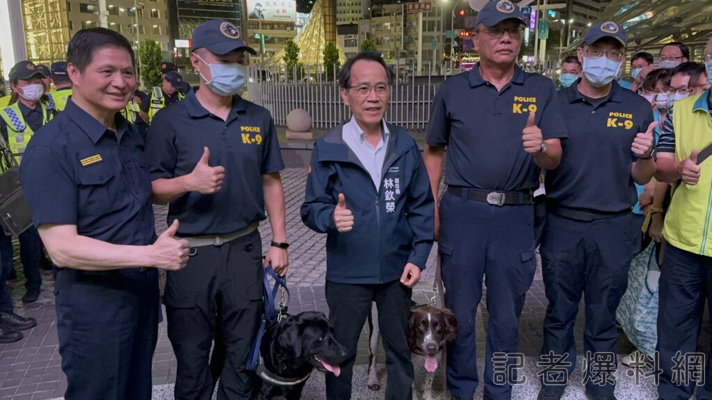 ▲高市副市長林欽榮、警局長林炎田與可愛緝毒犬及保三警力共同合影。（圖／記者金東天攝）