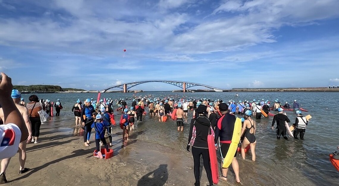 1656名選手齊聚澎湖泳渡 完成自我挑戰