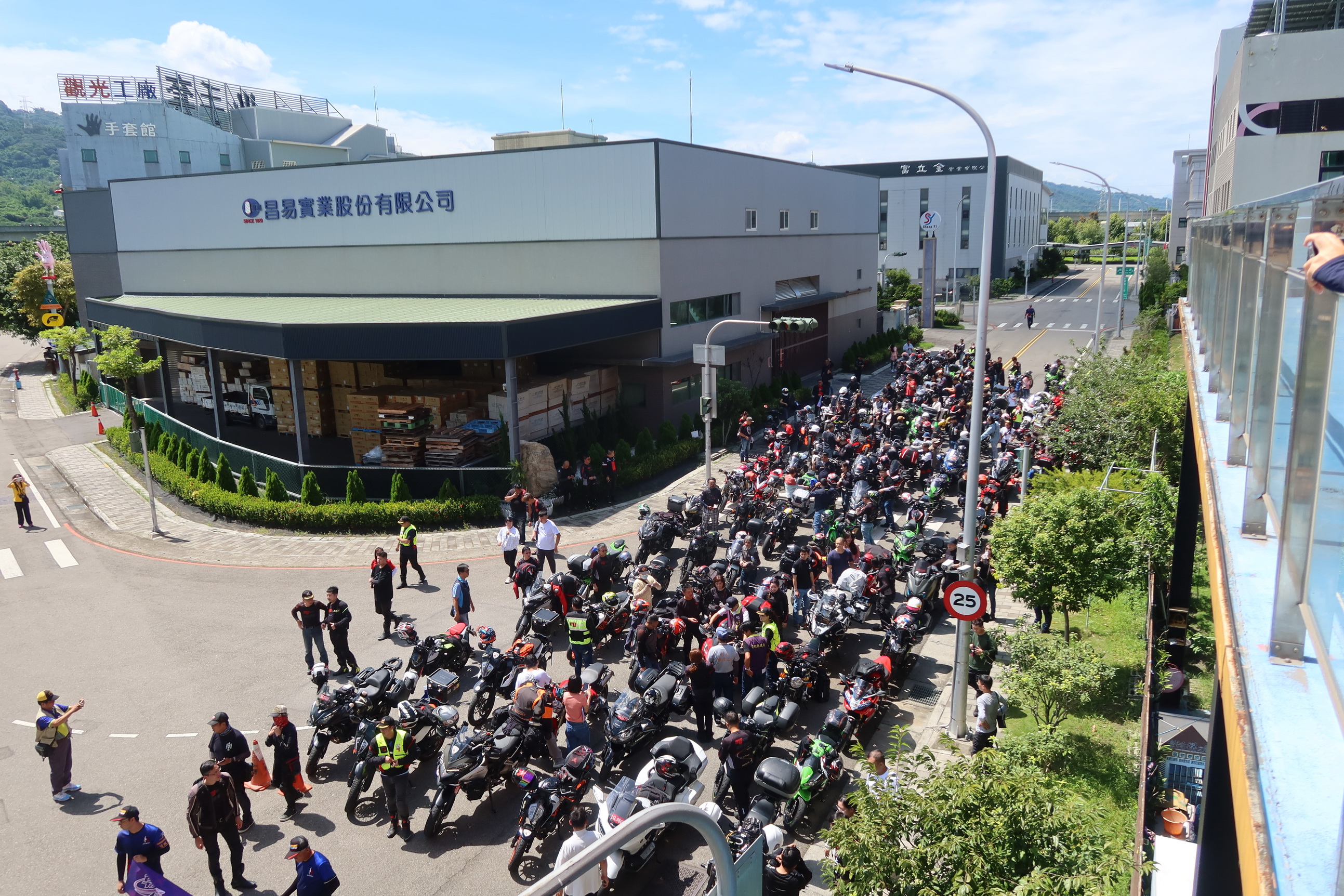 ▲敏傑重車邀集約250位重機車友至彰化觀光旅遊，浩浩蕩蕩的車隊停靠在樂活襪之鄉博物館，壯觀又井然有序的車隊，也成為彰化美景的一部分。（記者張溎壕攝）