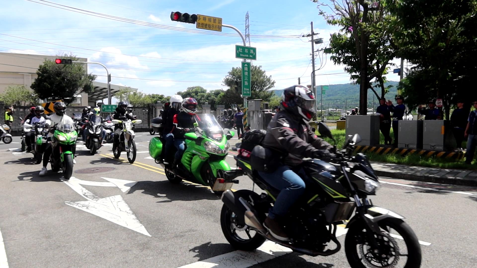 ▲敏傑重車邀集約250位重機車友至彰化觀光旅遊，浩浩蕩蕩的車隊停靠在樂活襪之鄉博物館，壯觀又井然有序的車隊，也成為彰化美景的一部分。（記者張溎壕攝）