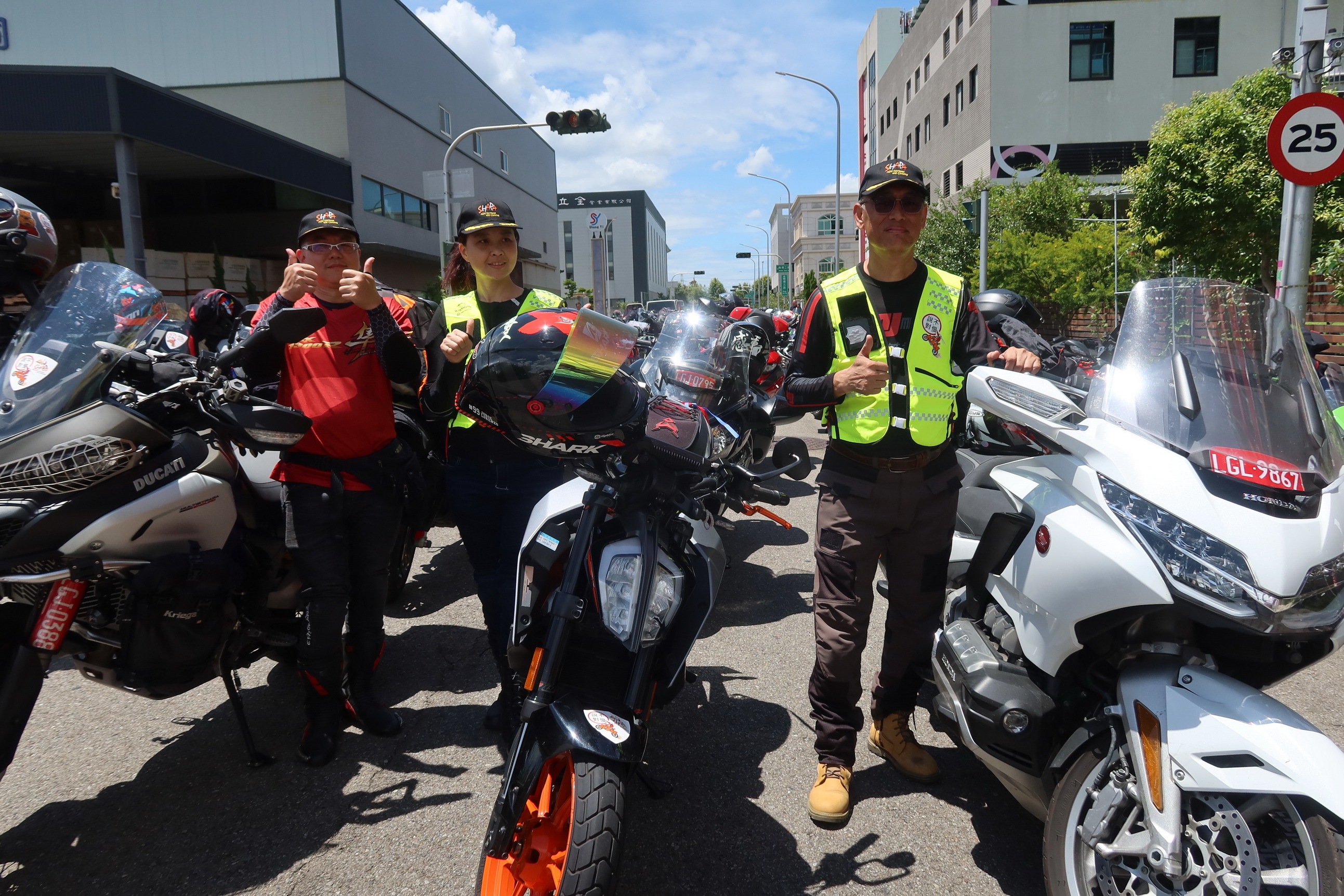 ▲敏傑重車邀集約250位重機車友至彰化觀光旅遊，浩浩蕩蕩的車隊停靠在樂活襪之鄉博物館，壯觀又井然有序的車隊，也成為彰化美景的一部分。（記者張溎壕攝）