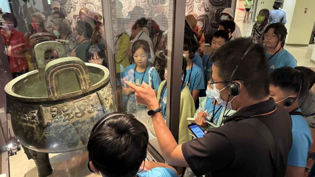 ▲位於八卦山上的特色學校文德國小於6月28日舉行了一場別開生面的結業式，帶領全校教職員和學生走出校園，進行戶外教學。（記者林明佑翻攝）